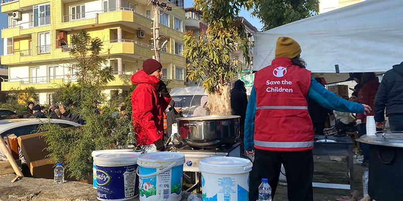Turkey, a photo showing Sae the Children works distributing food.